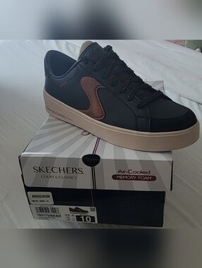 Sketchers WOMENS HIGHLAND- Quite Chic_ Black / Brwn__ SIZE 10